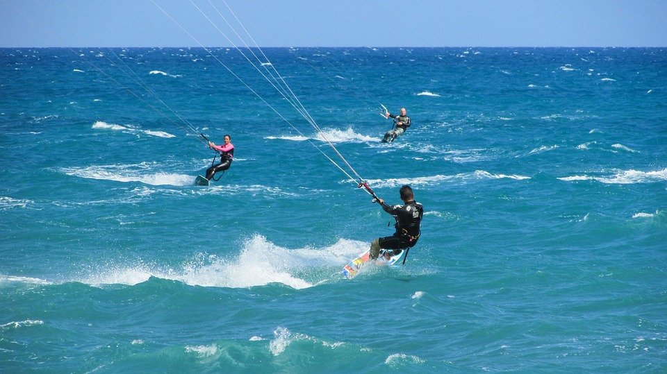 Apprendre le kitesurf: comment choisir son école?